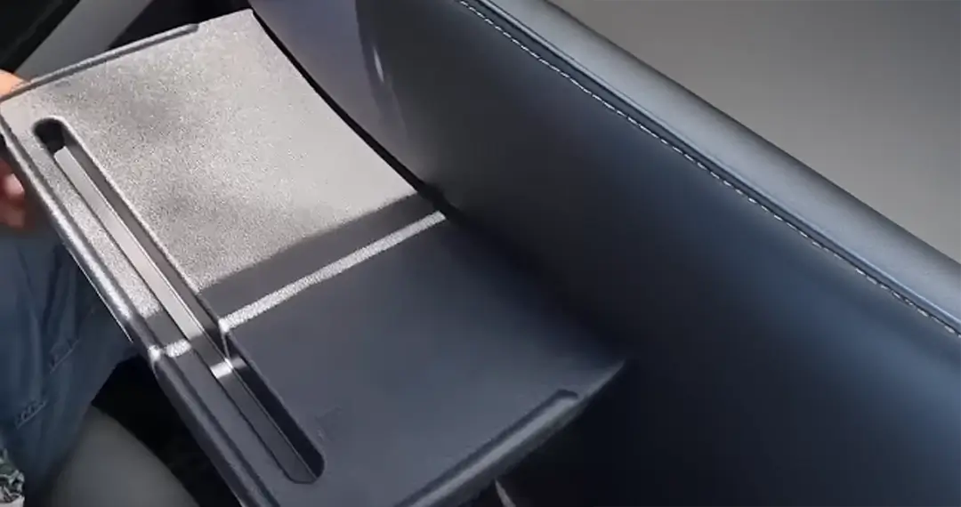 Foldable seatback table
