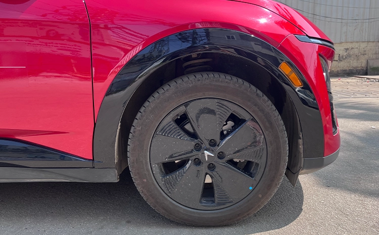 19-inch dual-tone alloy wheels