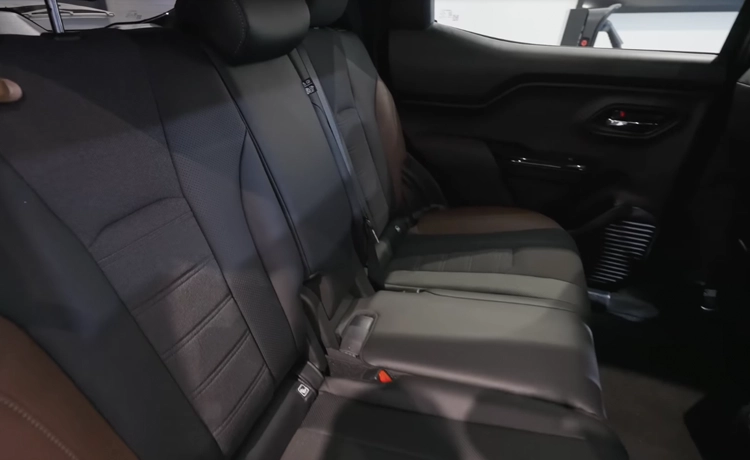 Flexible 40-20-40 rear seat