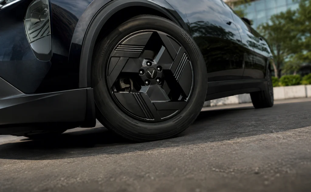 48.26 cm (19”) PRECISION ALLOY WHEELS