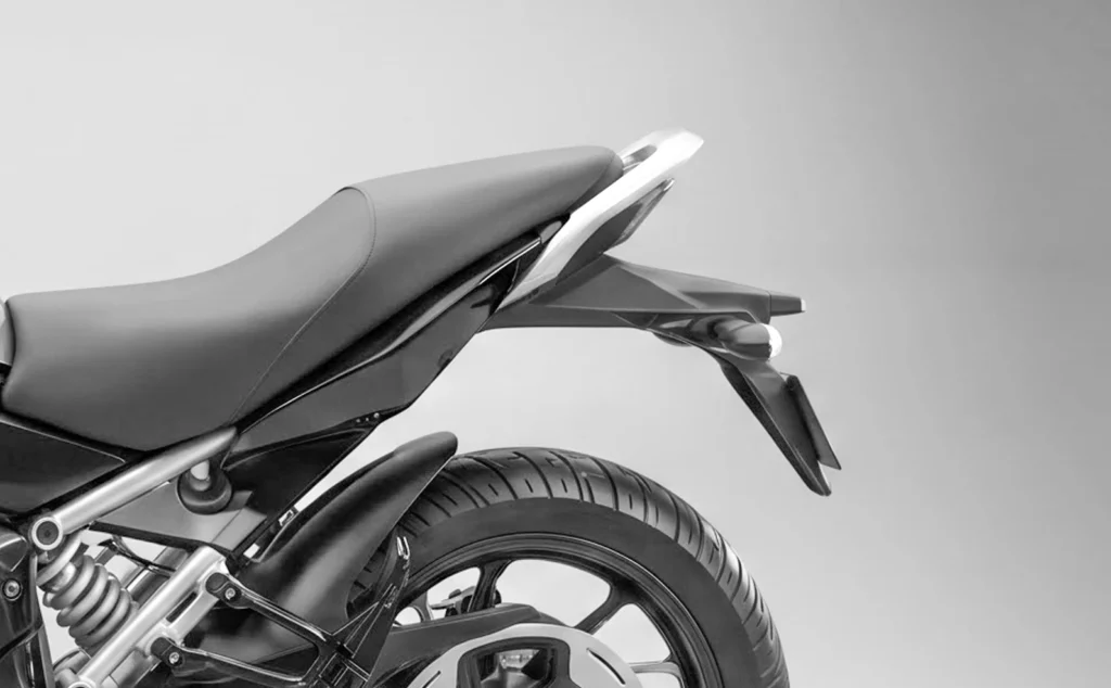 Revolt RV 400 BRZ seat